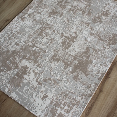 Tapete rectangular bege, cinza e branco sobre chão de madeira clara