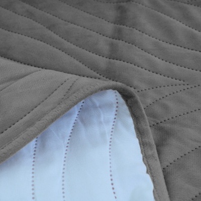 Cobertor cinzento com padrão ondulado e parte inferior branca