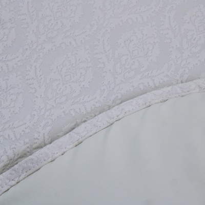 Tecido branco com padrão floral e textura lisa com costura branca