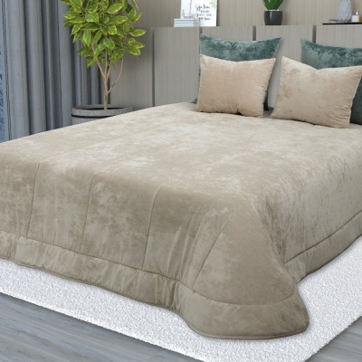 Cobertor de cama bege com almofadas bege e verde escuro em quarto moderno