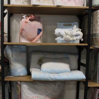 Estante com artigos para bebé coloridos e embalados