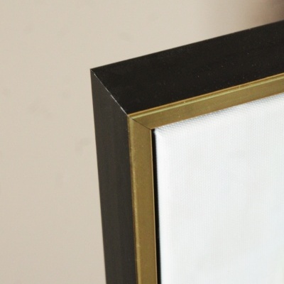 Canto de quadro com moldura preta e dourada