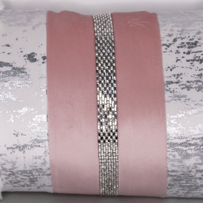 Três almofadas decorativas empilhadas com cores branco, rosa e prata