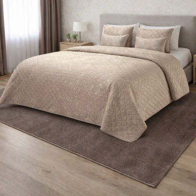 Conjunto de cama bege com padrão acolchoado e almofadas, cama com cabeceira cinza e tapete castanho