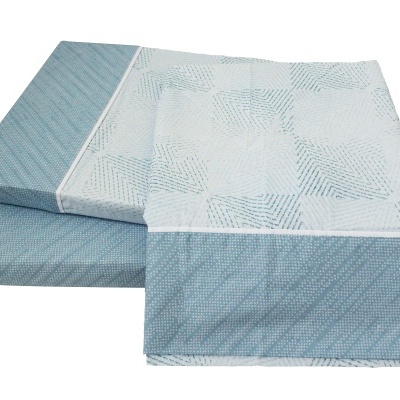 Jogo de cama azul claro e branco com padrões geométricos