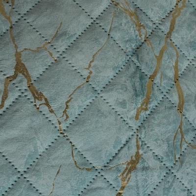 tecido matelassé azul claro com padrões dourados e textura textil