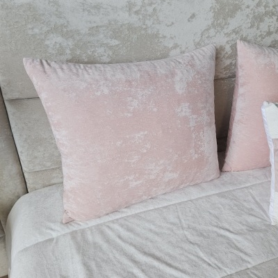Almofadas aveludadas rosa e branca com cama cinza claro