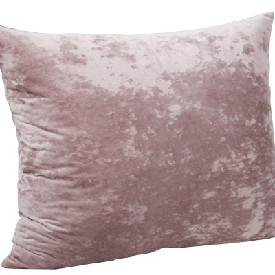 Almofada rosa claro de tecido aveludado textura suave