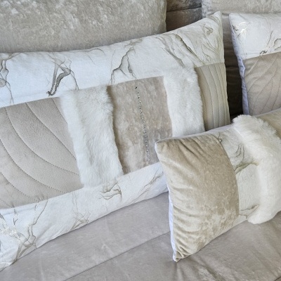 Almofadas e colchão bege branco com textura e cristais