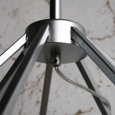 Luminária de teto em metal prateado com hastes triangulares e cabo transparente