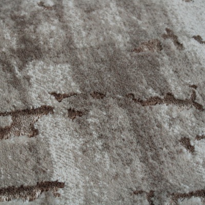 Tapete felpudo bege com padrão abstrato castanho e branco