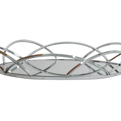 Bandeja oval de metal prateado com base espelhada e design de arcos entrelaçados.