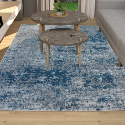 Tapete azul e cinza com padrão abstrato em sala com mesas de centro e sofá.
