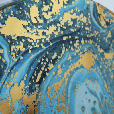 Frasco decorativo azul, negro e dourado com topo metálico prateado