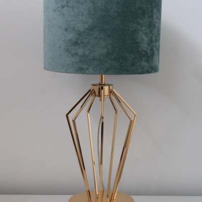 Candeeiro de mesa com base dourada geométrica e cúpula verde aveludada