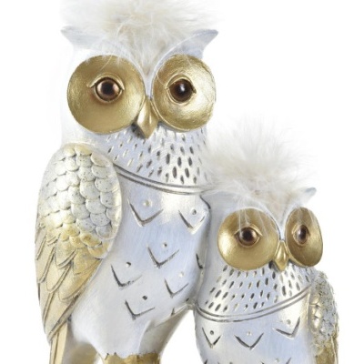 Estatuetas decorativas de coruja prateada com detalhes dourados e penas brancas