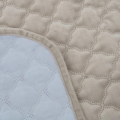 Colcha acolchoada bege com padrão quadrado e lado branco com acabamento em tecido bege