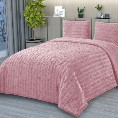 Conjunto de roupa de cama rosa felpuda com padrão texturizado, almofadas e cama arrumada num quarto moderno
