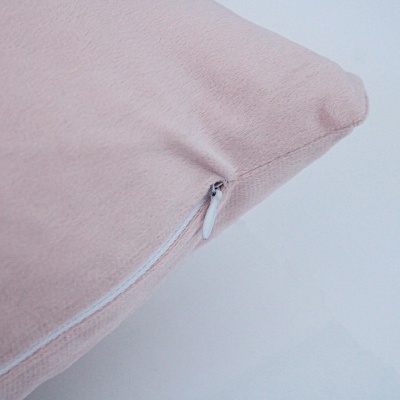Almofada rosa clara com fecho branco
