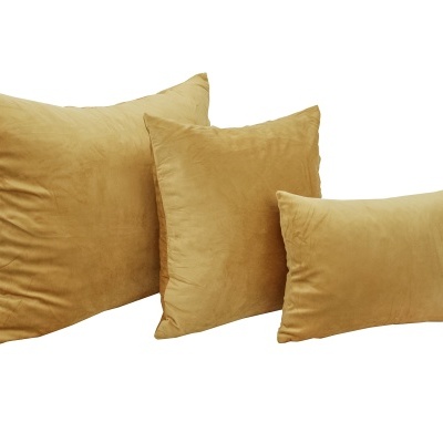 Conjunto de três almofadas mostarda com textura suave