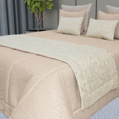 Conjunto de cama bege com cobre-leito decorativo creme e almofadas em quarto moderno.