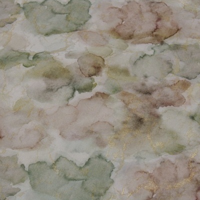 Tecido com padrão aquarelado verde, castanho e bege com linhas douradas
