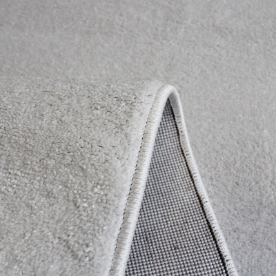 Tapete cinzento claro felpudo com base antiderrapante