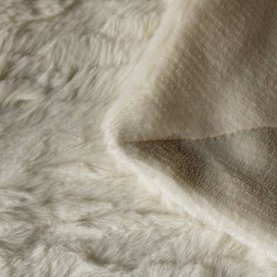 Tapete ou manta branca de pelo macio com textura visível