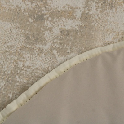 Tapete cinza bege dourado com canto em tecido bege e remate amarelo claro