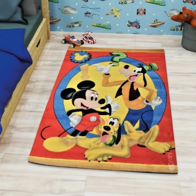 Tapete infantil com personagens Mickey Mouse, Pateta e Pluto coloridos