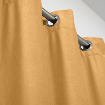 Cortina amarelo mostarda com ilhós prateados em varão metálico