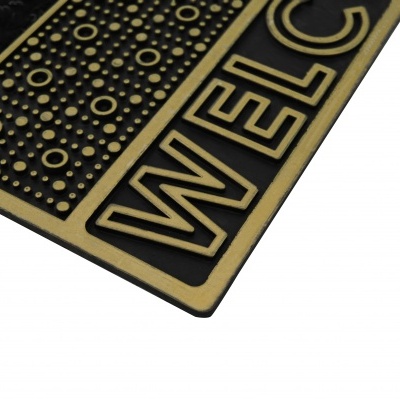 Tapete de entrada preto com texto 'WELCOME' em dourado