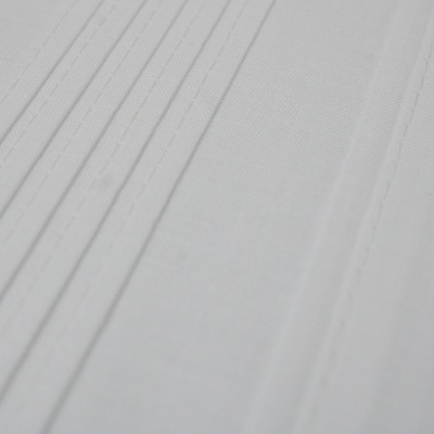 tecido branco com linhas verticais e textura suave