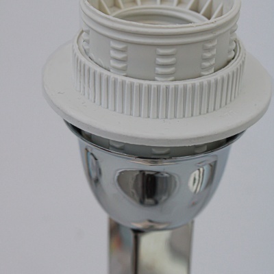 Peça de encaixe branco e cromado para móvel