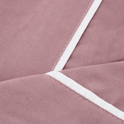 Tecido rosa com costuras brancas decorativas em forma de V