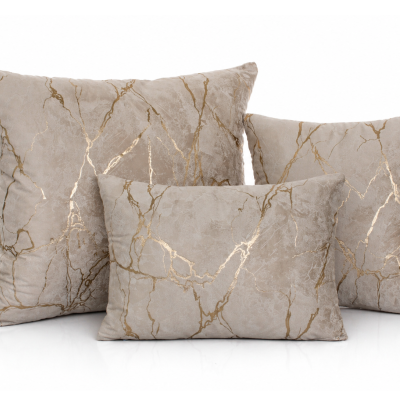 Três almofadas bege com padrão marmoreado dourado