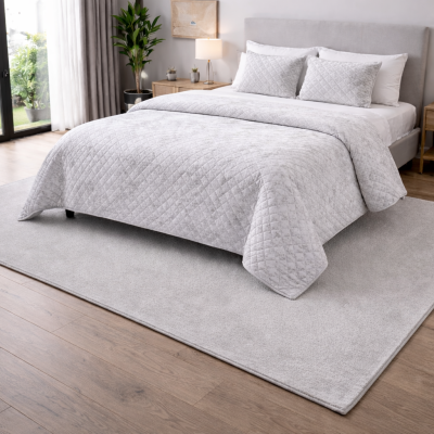 Quarto com cama cinza e roupa de cama acolchoada cinza com padrão quadrado