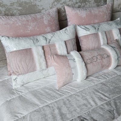 Jogo de cama cinza e rosa com almofadas decorativas texturizadas