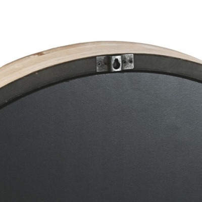 Parte traseira redonda de um espelho com moldura de madeira clara e suporte metálico