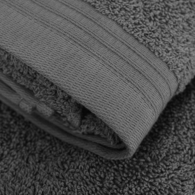 toalha cinzenta de algodão com faixa decorativa e textura felpuda