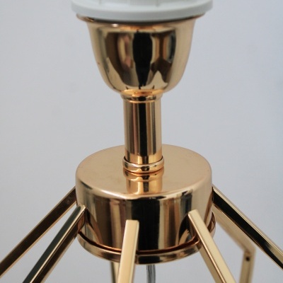 Suporte de candeeiro dourado de metal com vários braços finos e brilhantes