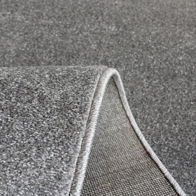 Tapete cinzento com textura e bordas visíveis