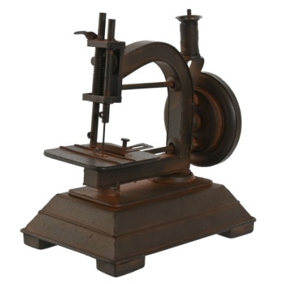 Máquina de costura antiga de metal com base quadrada e ferrugem