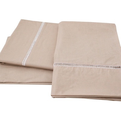 Conjunto de lençóis bege com bordado branco