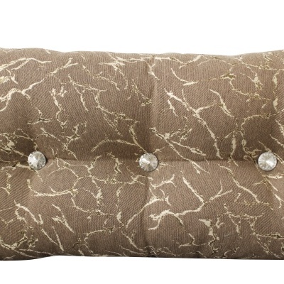 Almofada retangular castanha com padrão marmoreado e botões de cristal