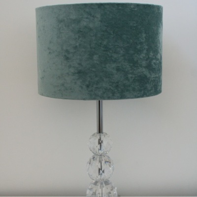 Candeeiro de mesa com base metal cromada e abajur verde esmeralda aveludado