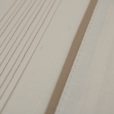 Tecido bege claro com riscas verticais castanhas e faixa castanha com costura
