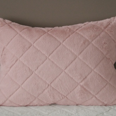 Almofada rosa claro felpuda com padrão em losangos