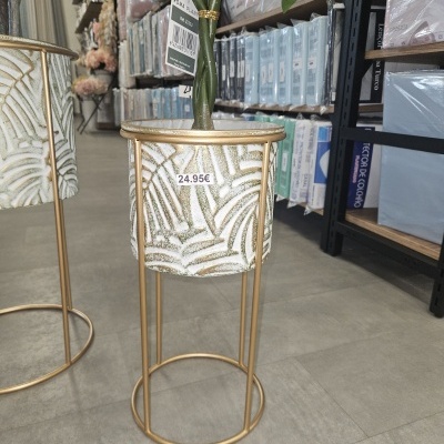 Vaso decorativo em suporte metálico dourado com planta artificial e etiqueta de preço 24.95€