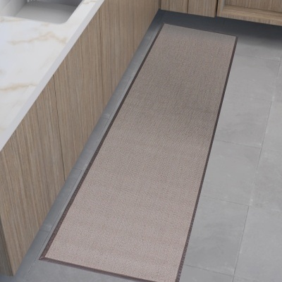 Tapete comprido cinza claro com borda cinza escuro em cozinha com móveis de madeira clara